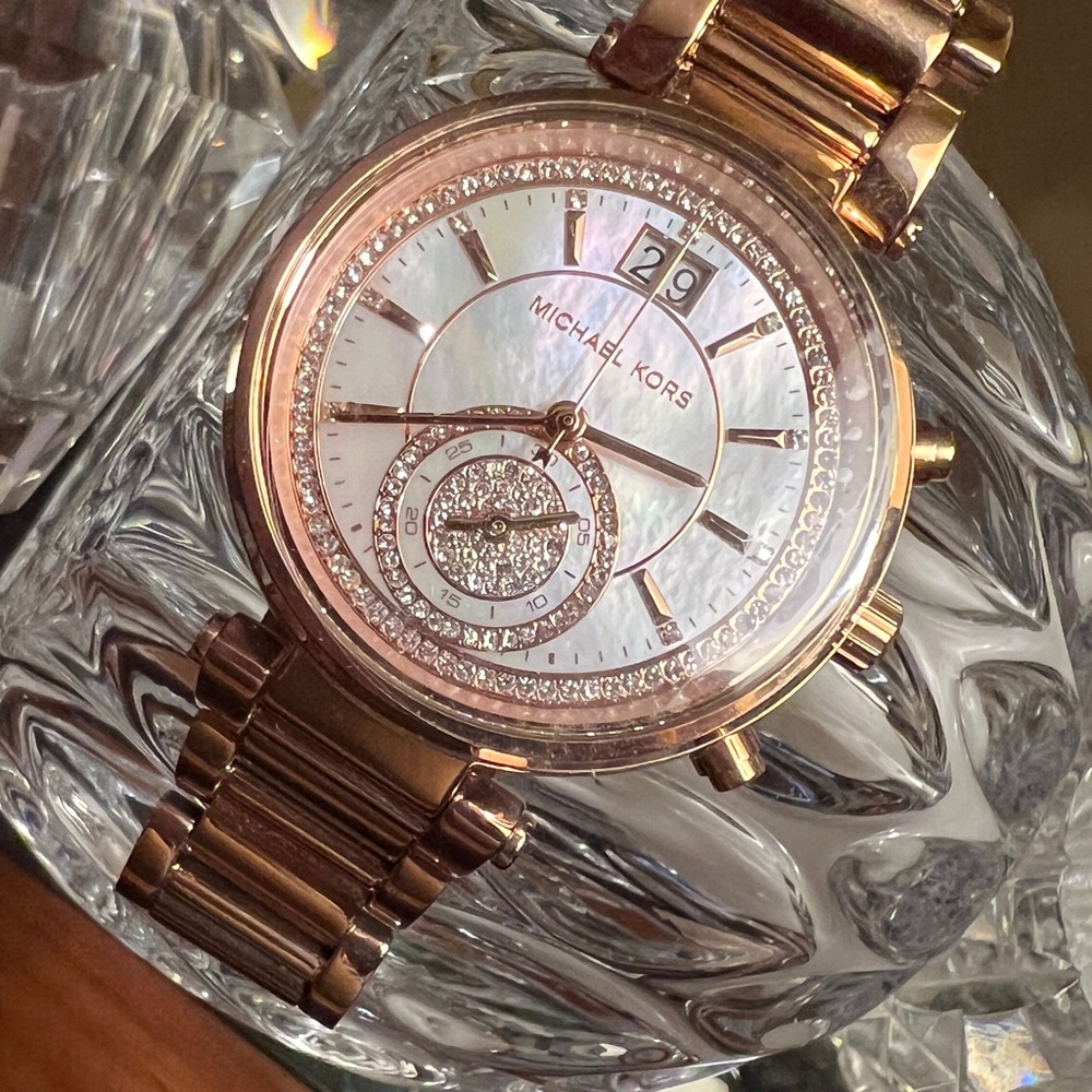 Michael Kors Rose Gold Watch - Picture 2 of 7